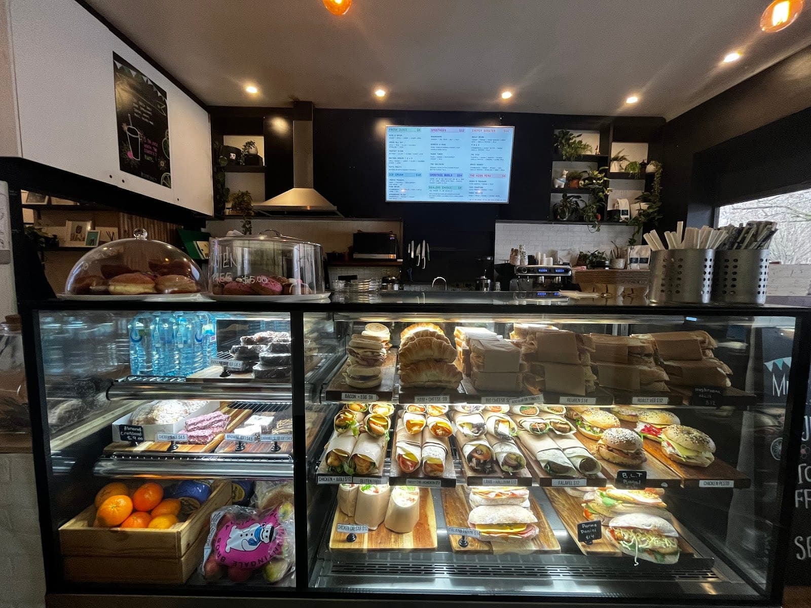 CINCO. Cafe & Juice bar